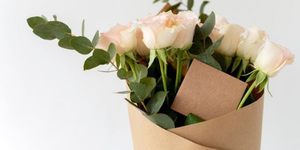 Detalles florales románticos: ideas con flores y complementos