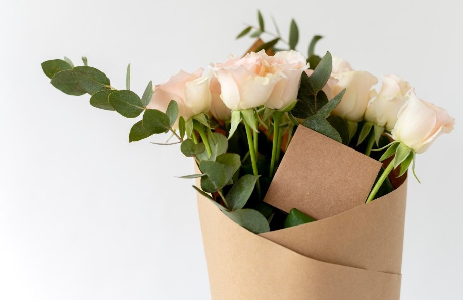 Detalles florales románticos: ideas con flores y complementos